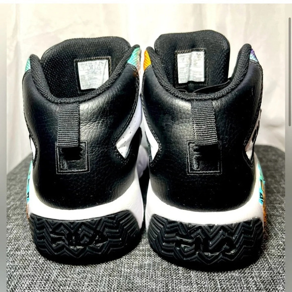 Fila Limited Edition Jamal Mashburn
Basketball sneaker Ltd Ed - Men 5.5/Women 7 - Picture 4 of 9